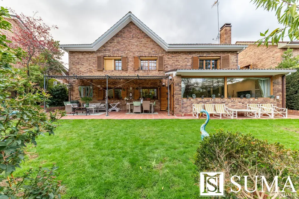 Levitt detached villa, located in one of the most prestigious locations in La Moraleja.