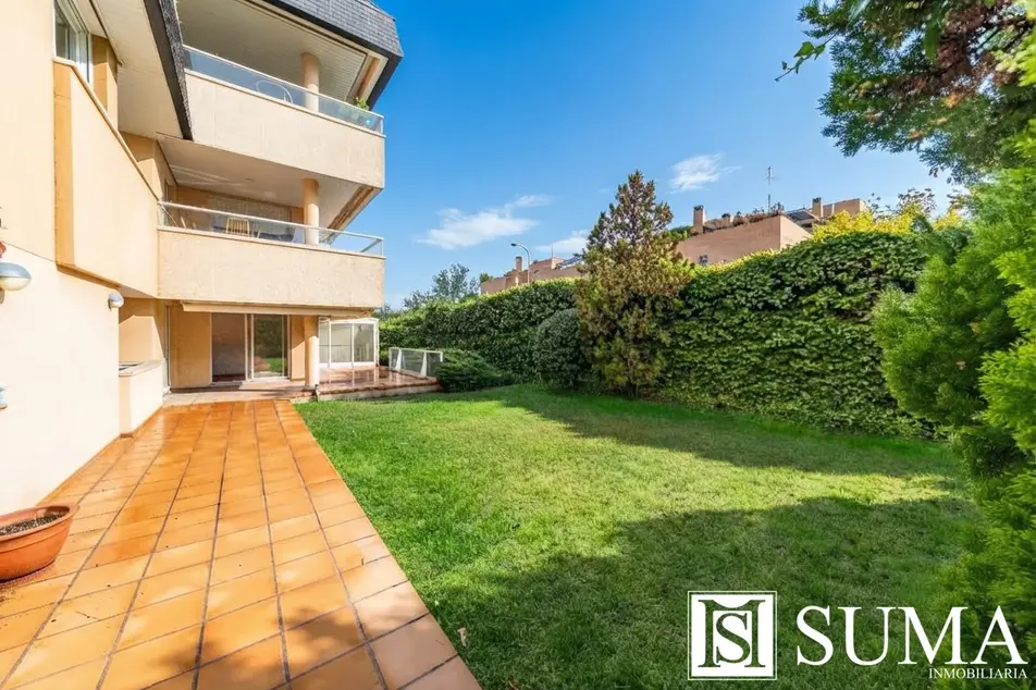 Venta Bajo dúplex con jardín en el Encinar de los reyes.