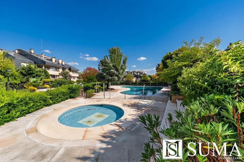 Venta Bajo dúplex con jardín en el Encinar de los reyes.