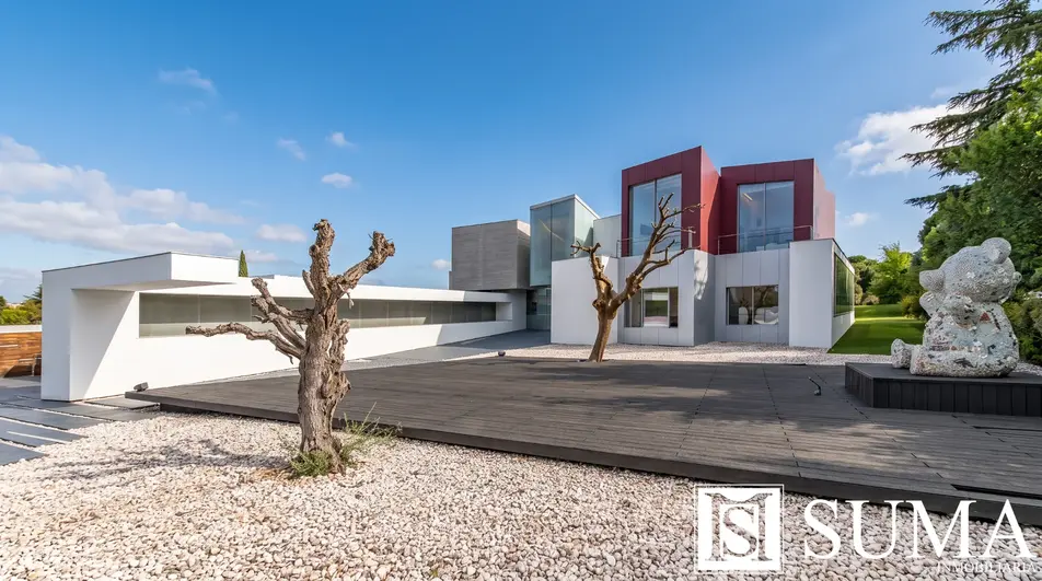 Se vende villa contemporánea diseñada por el renombrado arquitecto Alfredo Muñoz.